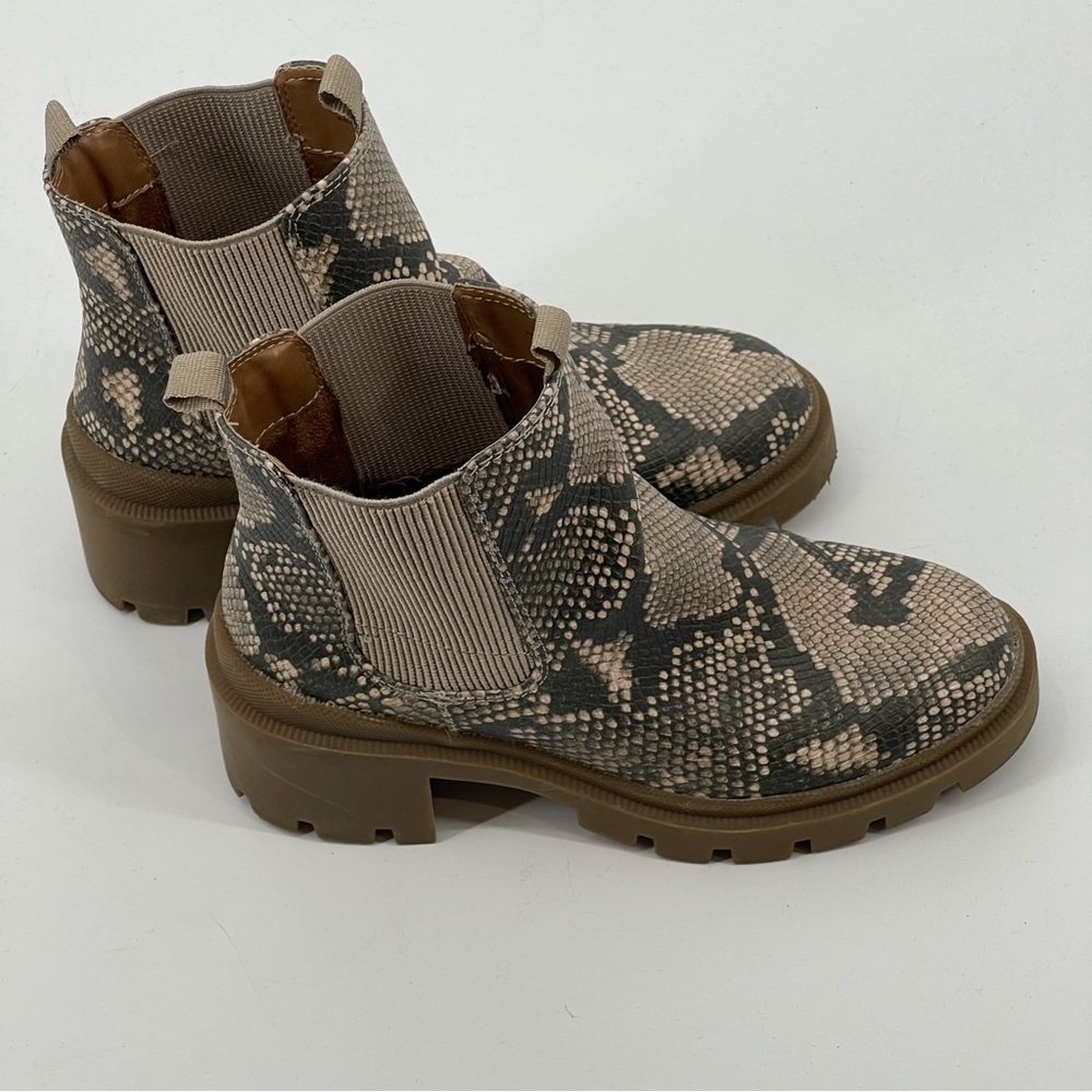 UNIVERSAL THREAD WOMENS BOOTS, SIZE 6 VERY GOOD CONDITION , PREOWNED